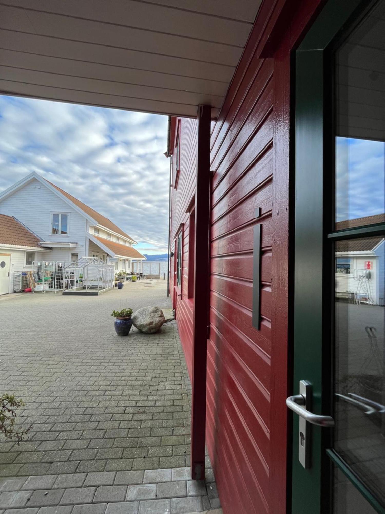 Sjoberg Hotell Og Ferie Leiligheter Østhusvik Esterno foto