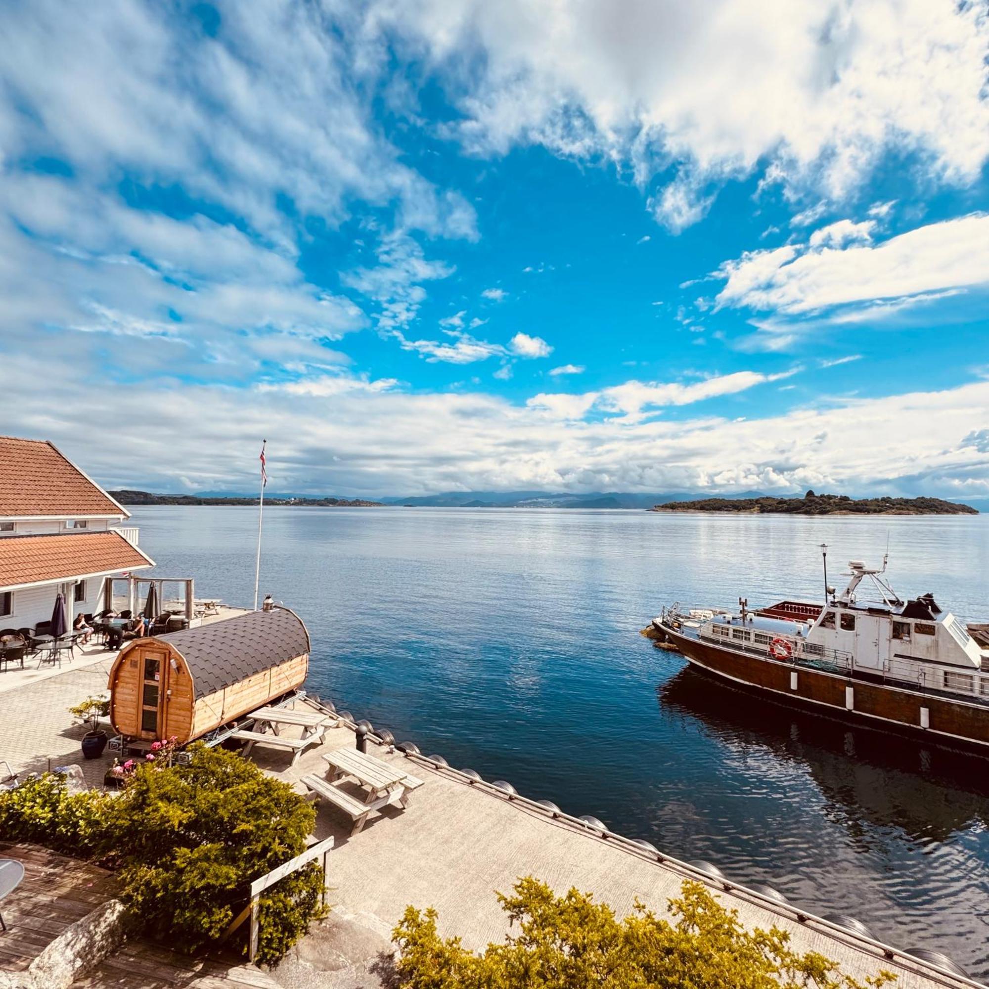Sjoberg Hotell Og Ferie Leiligheter Østhusvik Esterno foto