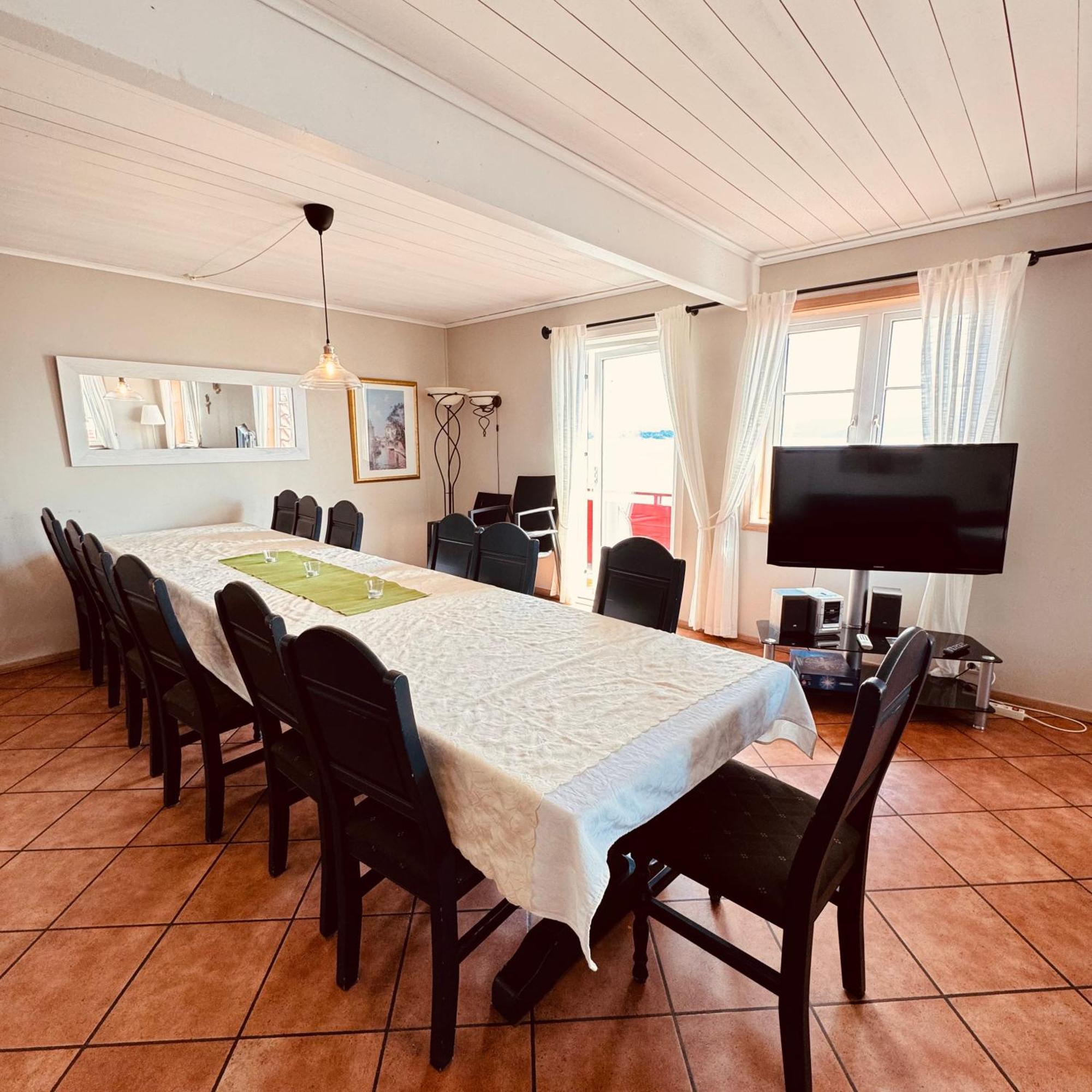 Sjoberg Hotell Og Ferie Leiligheter Østhusvik Esterno foto