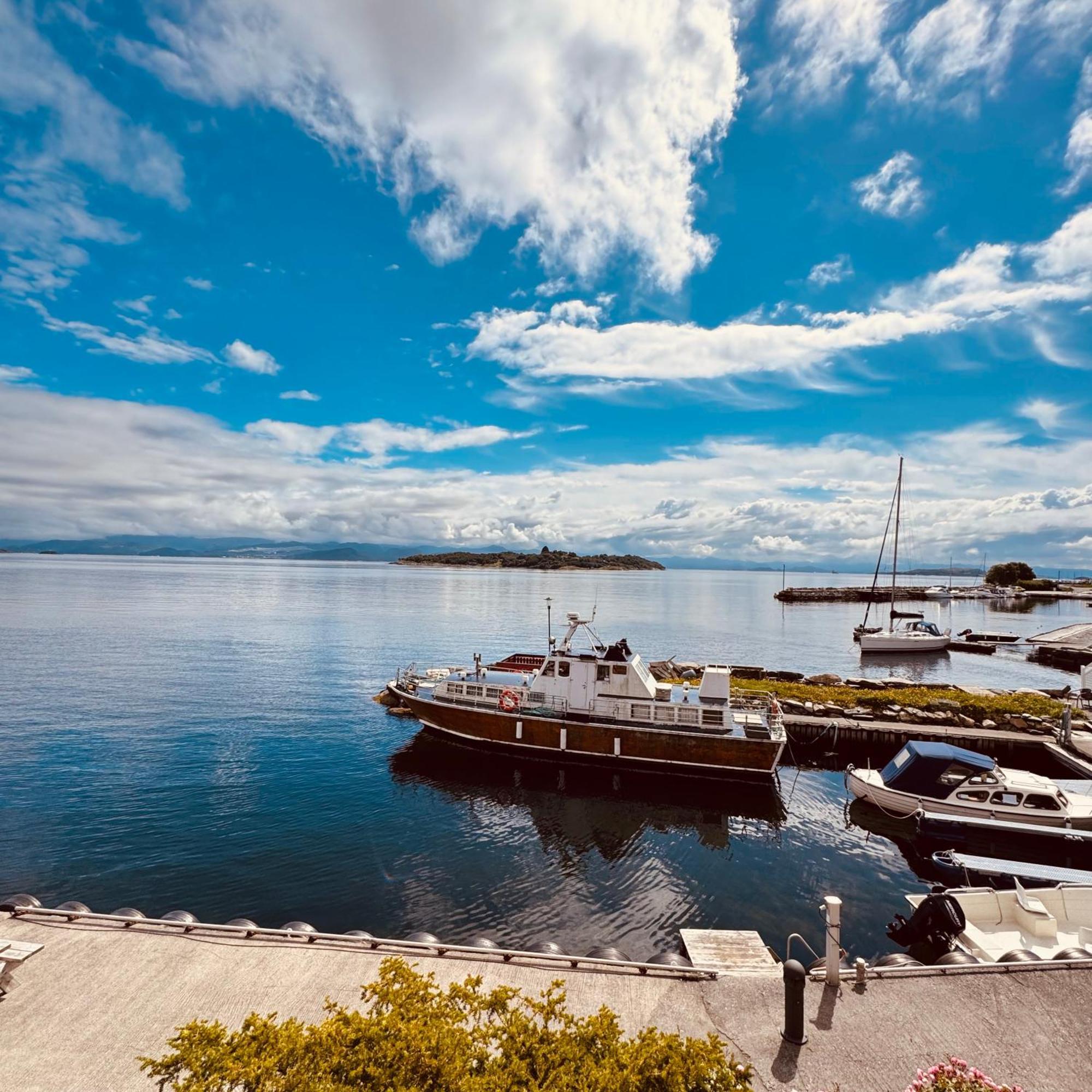 Sjoberg Hotell Og Ferie Leiligheter Østhusvik Esterno foto