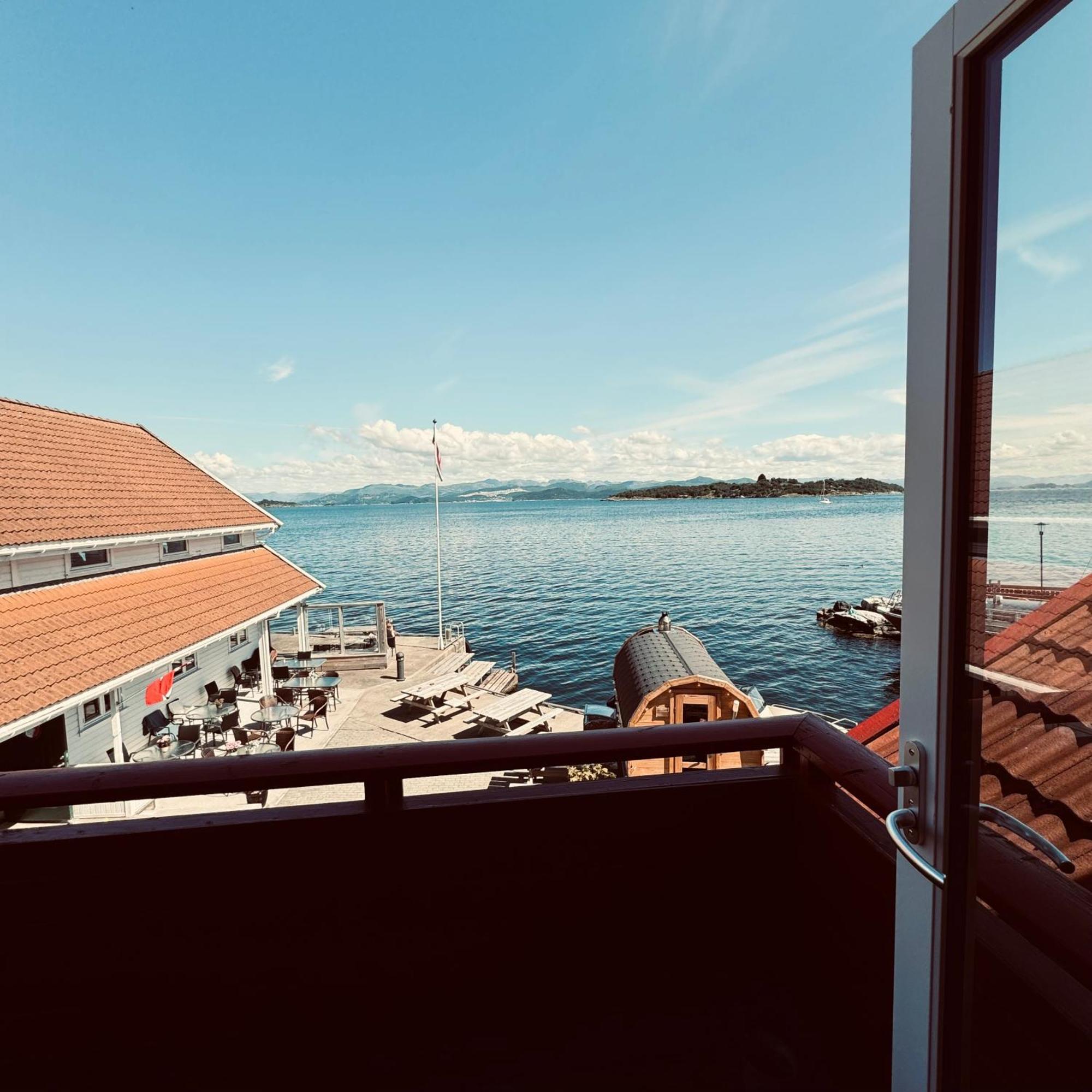 Sjoberg Hotell Og Ferie Leiligheter Østhusvik Esterno foto