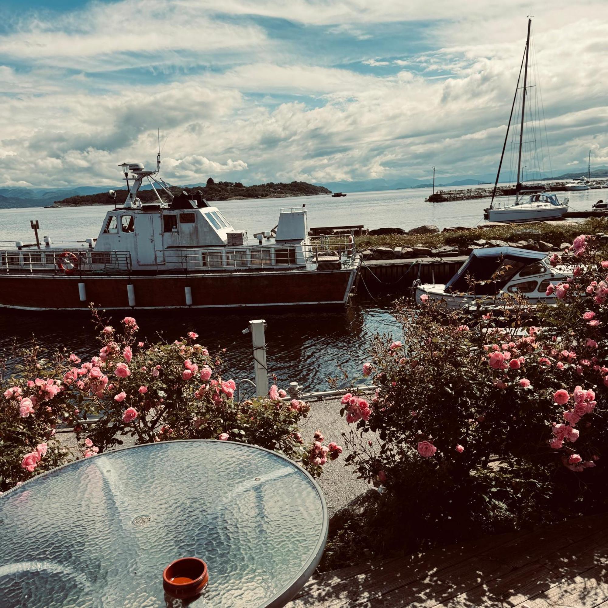 Sjoberg Hotell Og Ferie Leiligheter Østhusvik Esterno foto