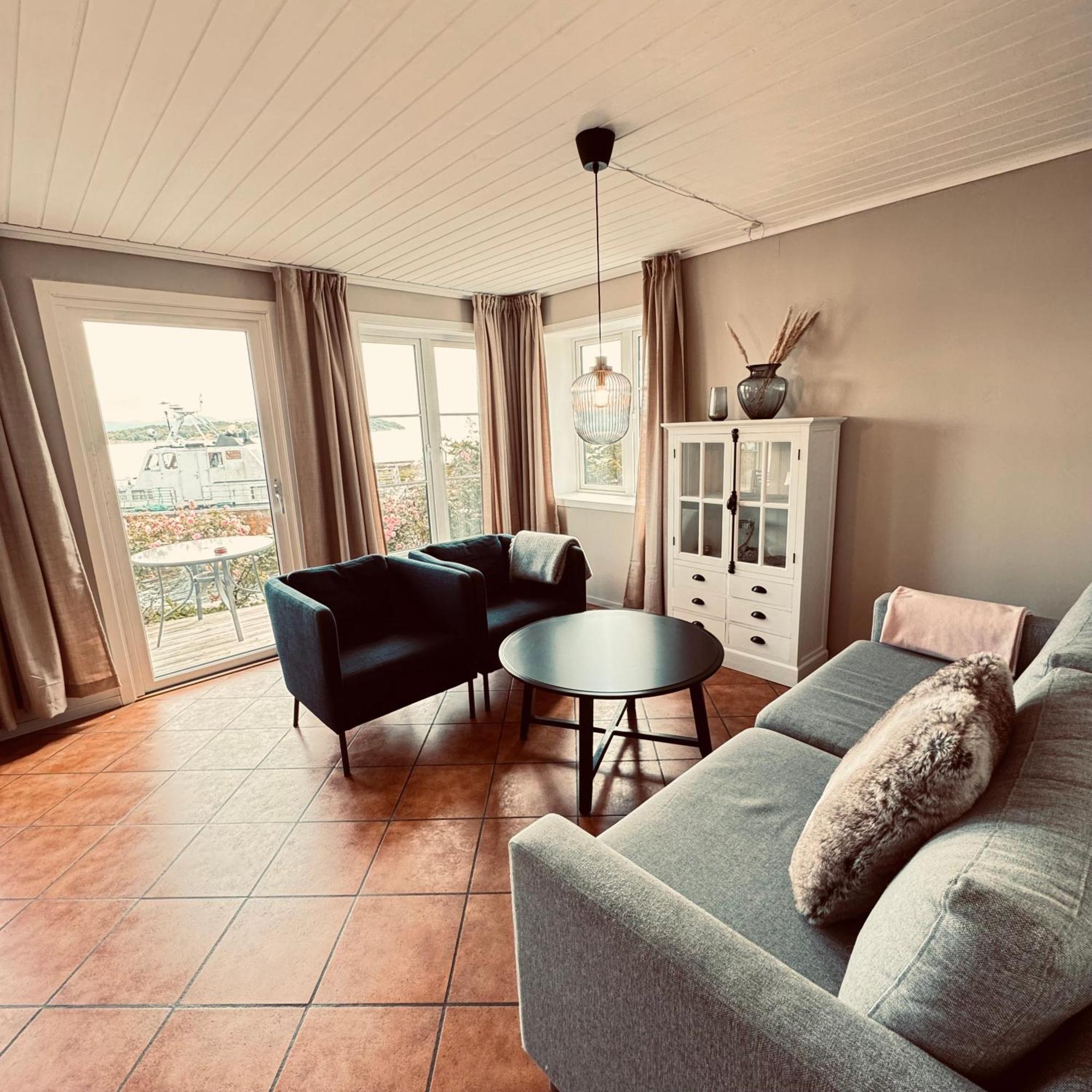 Sjoberg Hotell Og Ferie Leiligheter Østhusvik Esterno foto