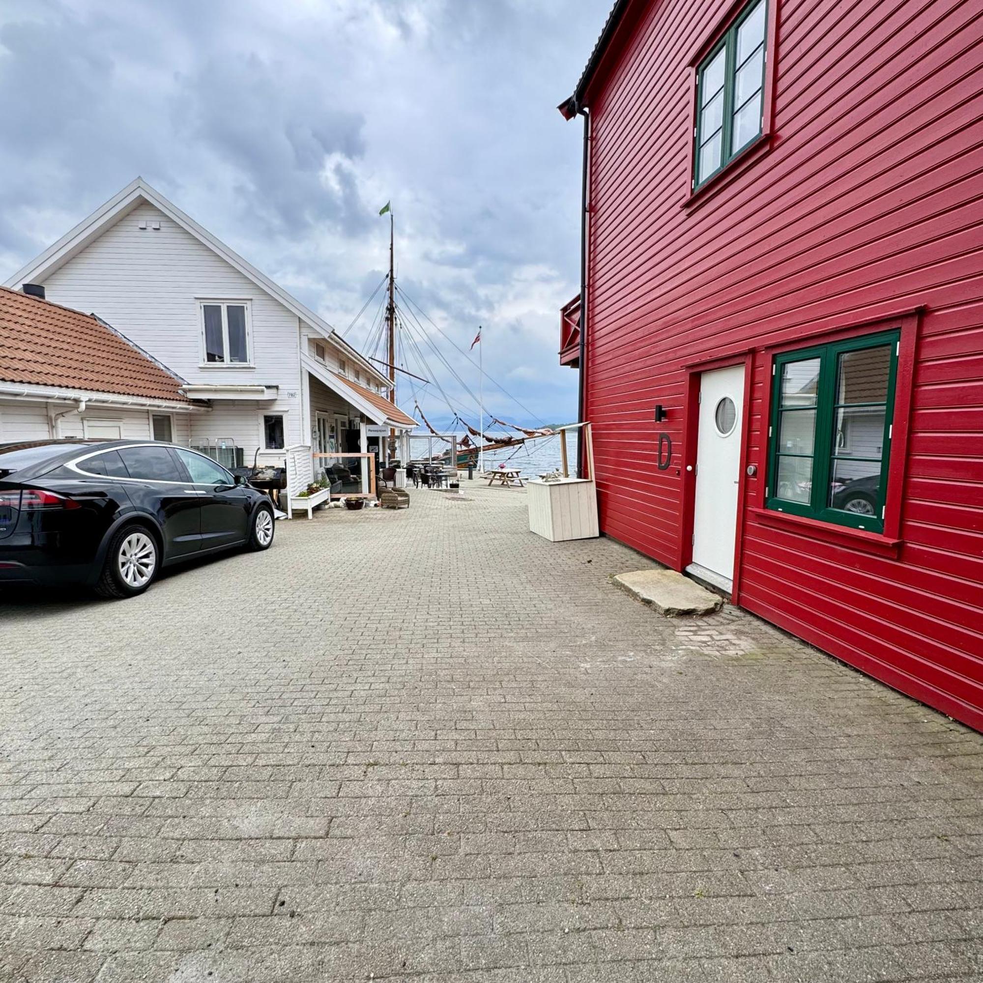Sjoberg Hotell Og Ferie Leiligheter Østhusvik Esterno foto