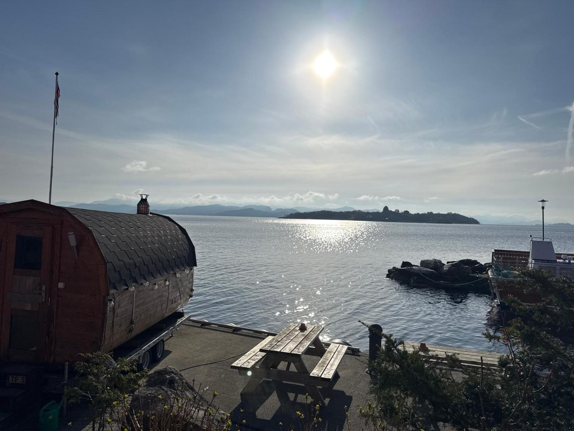 Sjoberg Hotell Og Ferie Leiligheter Østhusvik Esterno foto