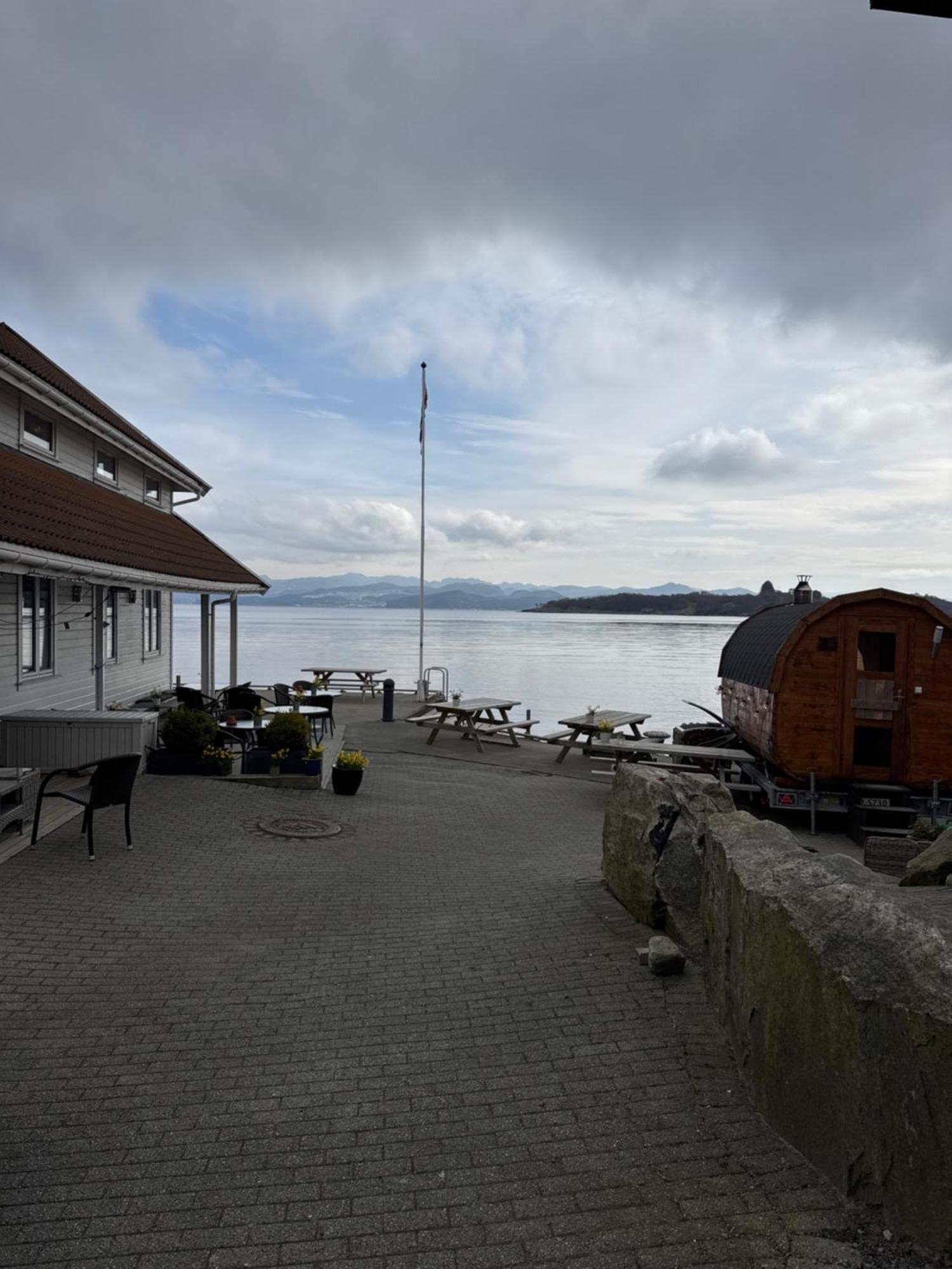 Sjoberg Hotell Og Ferie Leiligheter Østhusvik Esterno foto